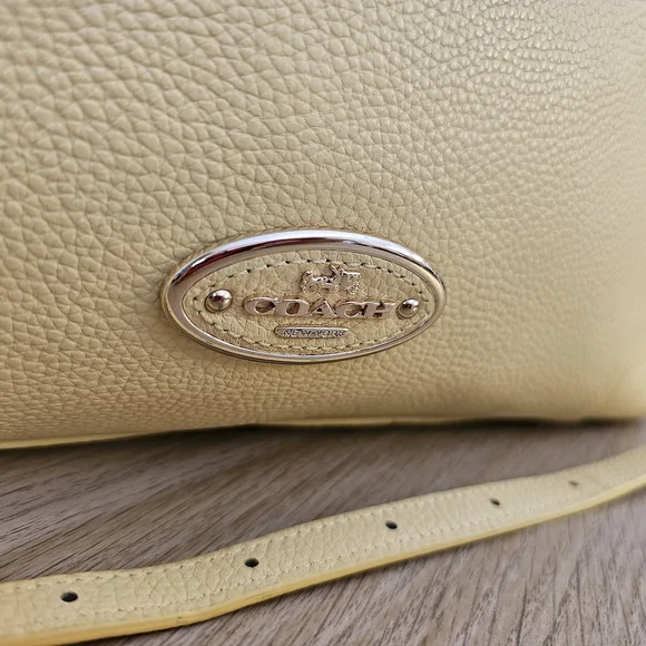 ✨COACH Scout Hobo Shoulder Bag (Like New)(Soft Yellow) - Picture 3 of 16